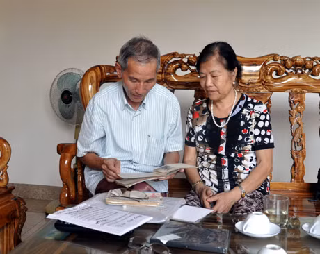 Ông Thinh cùng vợ bồi hồi nhớ lại “chuyện ngày xưa”...