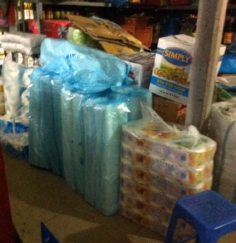 Những hộp xốp được bọc trong túi nilon lớn, không hề có nhãn mác ghi xuất xứ (Ảnh chụp tại chợ Cột 8).