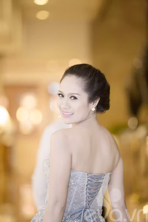 Thanh Thúy sở hữu làn da trắng và nụ cười duyên rất sáng sân khấu.