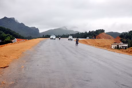 Dự án tuyến đường vành đai phía Bắc TP Hạ Long đoạn qua khu 7, phường Quang Hanh đang được thi công.
