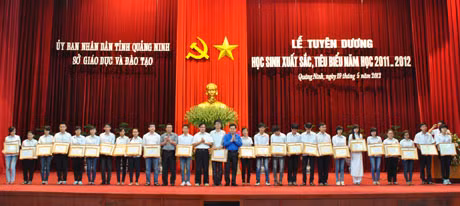 Các đồng chí lãnh đạo Sở GD&ĐT, Hội Khuyến học tỉnh và Tỉnh đoàn Quảng Ninh trao thưởng cho 26 học sinh đoạt giải tại kỳ thi học sinh giỏi quốc gia năm học 2011- 2012.