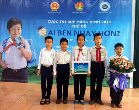 Đội tuyển Trường Tiểu học Hạ Long tham gia cuộc thi “Búp măng xinh năm 2012” khu vực các tỉnh, thành phía Bắc (kết quả lọt vào vòng chung kết toàn quốc, được tổ chức tháng 11-2012).