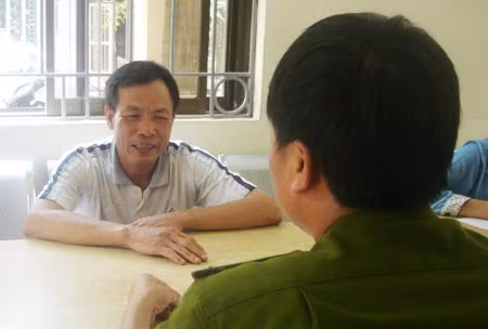 Phạm Văn Ngổ kể lại sự việc tại Công an phường Định Công, quận Hoàng Mai.