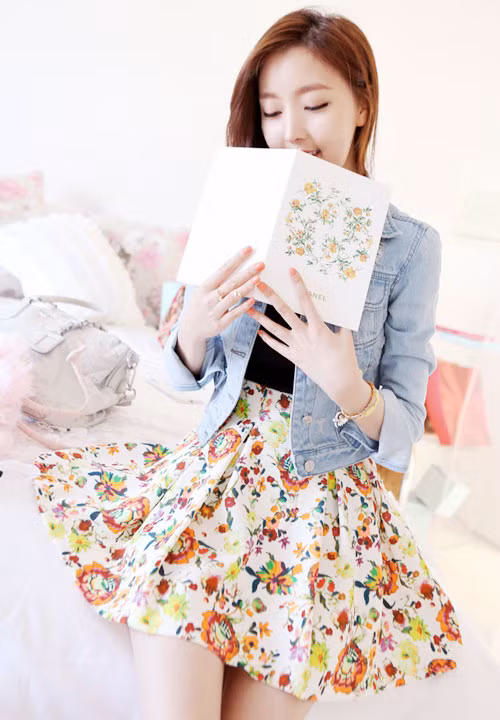Váy xếp ly có in hoa văn cũng rất thích hợp với các cô nàng nhí nhảnh. Bạn có thể mix kèm một chiếc áo denim lửng bởi đây là style được rất nhiều bạn trẻ ưa thích.