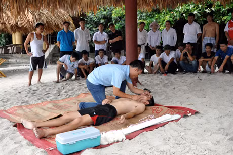 Thực hành cách sơ cứu ban đầu đối với người bị đuối nước.