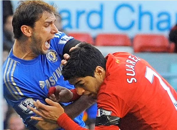 Suarez trở thành tâm điểm của sự chú ý vì hành động cắn Ivanovic