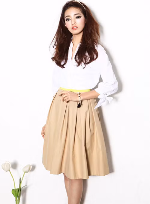 Điểm nhấn cho trang phục chính là chiếc thắt lưng mảnh với tông vàng để tôn vòng eo nhỏ nhắn.