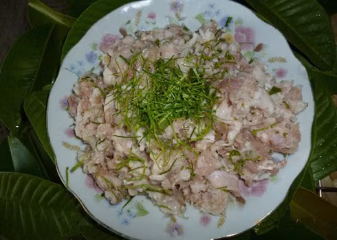 Thịt heo được bằm nhuyễn trộn đều với lá chanh thái nhỏ trước khi nướng.