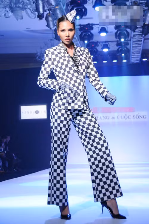 Trên sàn catwalk, nhiều nhà thiết kế Việt đã tận dụng loại họa tiết này cho các bộ sưu tập của mình