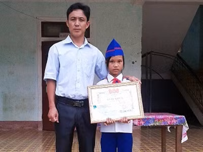 Bí thư huyện đoàn Nam Đàn Đặng Hồng Thăng trao tặng giấy khen cho học sinh dũng cảm Nguyễn Thị Hiền. Ảnh: Huyện đoàn Nam Đàn cung cấp.