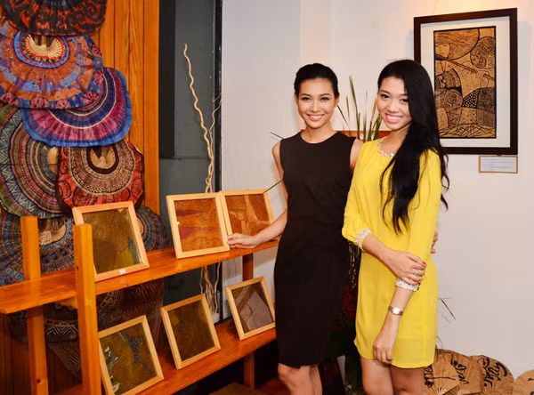 Bích Khanh hội ngộ 'Người đẹp Áo dài' của Hoa hậu Phụ nữ qua ảnh 2012 Phương Trinh trong buổi triển lãm.