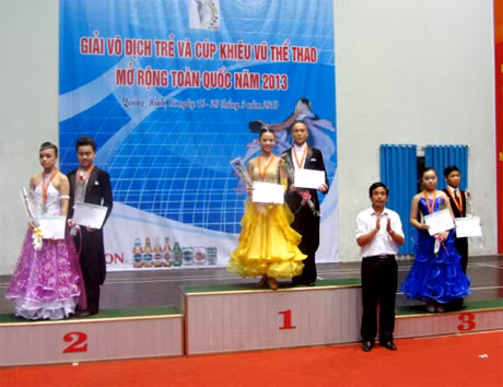 Ban Tổ chức trao giải cho các đôi đoạt giải.