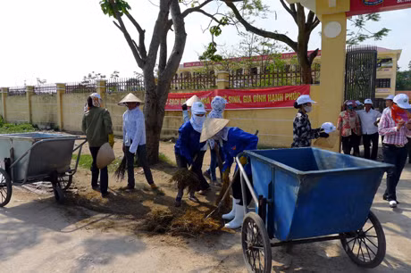 Các lực lượng ra quân dọn vệ sinh môi trường.