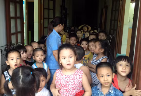 Học sinh Trường Mầm non Cẩm Tây nhốn nháo không có chỗ nghỉ do phòng học bị dột khi gặp trời mưa to (ảnh chụp ngày 24-5-2013).