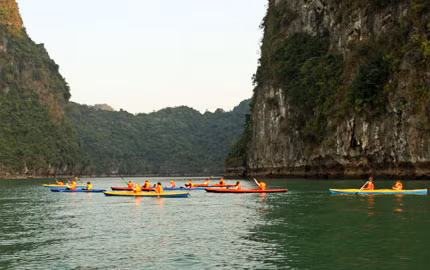 Bơi thuyền kayak trên vịnh Hạ Long.