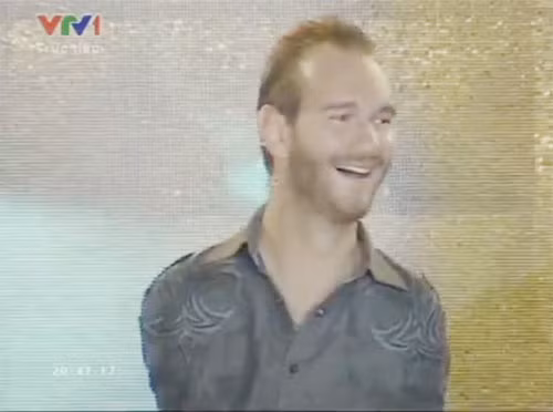 Nick kể chuyện vui vẻ trong buổi giao lưu đầu tiên với khán giả Việt Nam (ảnh chụp qua TV)
