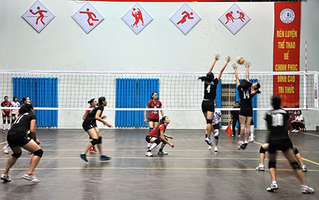 Bóng chuyền nữ Quảng Ninh (áo đen) cần phải thi đấu quyết tâm hơn để trụ hạng ở mùa giải năm nay.