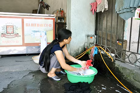Chị Nguyễn Thị Huế, tổ 9, khu Trần Hưng Đạo, phường Cẩm Thạch, TP Cẩm Phả đã yên tâm về chất lượng nước sinh hoạt.