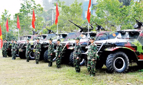 Tuổi trẻ Đại đội Thiết giáp, Phòng Tham mưu, Bộ CHQS tỉnh trong giờ huấn luyện.