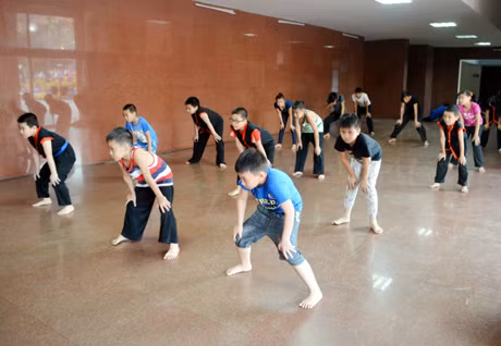 Học võ là một trong những môn yêu thích của trẻ trong dịp hè. (Ảnh chụp tại Cung Văn hoá lao động Việt - Nhật, TP Hạ Long).