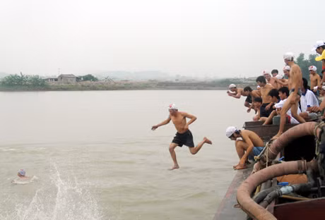 Xuất phát 3km nam tại Giải bơi vượt sông truyền thống huyện Đông Triều lần thứ 21-2013.