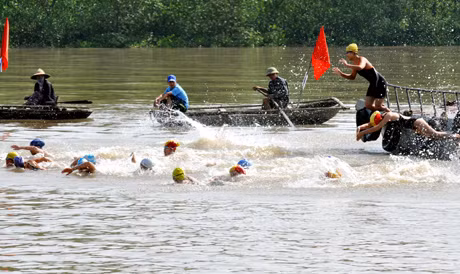 Xuất phát nội dung 1,5km nữ tại Giải bơi vượt sông truyền thống huyện Đông Triều lần thứ 21