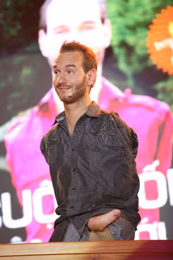 Nick Vujicic đã chia sẻ thông điệp cuộc sống bằng chính câu chuyện cuộc đời mình cho khán giả Việt Nam (Ảnh: Thanh niên)