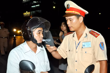 Lực lượng CSGT thực hiện kiểm tra nhanh đối với tất cả các lái xe thông qua việc xử dụng máy đo khí thở ngay tại xe, nhằm tránh ùn tắc giao thông và kiểm tra được nhiều trường hợp hơn.