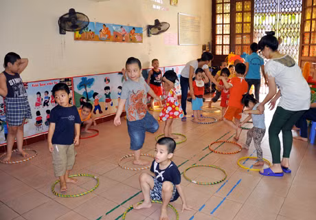Giờ học vận động ở lớp học “Vì ngày mai”.