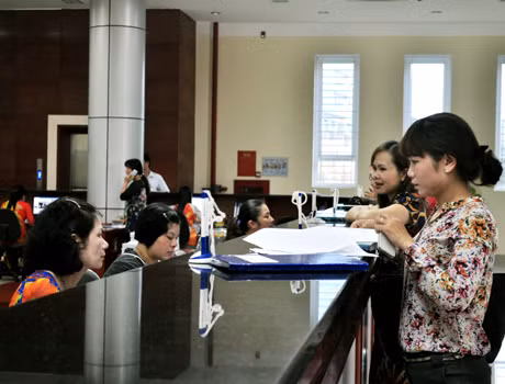 Khách hàng tới giao dịch tại KBNN Quảng Ninh.