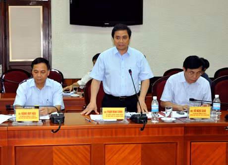 Đồng chí Phạm Minh Chính, Bí thư Tỉnh ủy phát biểu tại buôi làm việc.