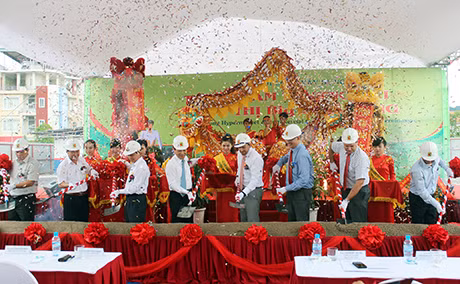 Các đại biểu tiến hành nghi thức động thổ tại Lễ Khởi công xây dựng Trung tâm thương mại & Đại siêu thị BigC Hạ Long.