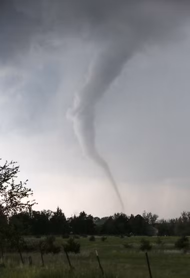 Lốc xoáy di chuyển ở phía tây nam thành phố Wichita, bang Kansas, Mỹ hôm 19/5. Ảnh: AP.