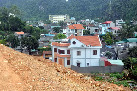 Nhiều hộ dân ỏ các tổ dân khác thuộc khu 7 cũng đang trong tình trạng 