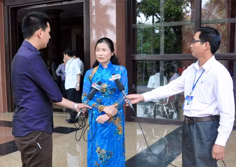 Đồng chí Đỗ Thị Hoàng, Phó Bí thư Thường trực Tỉnh ủy, Trưởng đoàn ĐBQH tỉnh trả lời phỏng vấn phóng viên các cơ quan báo chí.