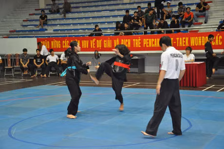Các giải đấu Pencak Silat trẻ được Quảng Ninh tổ chức thường xuyên để phát hiện các tài năng trẻ bổ sung cho đội tuyển. Trong ảnh: Thi đấu nội dung 50kg đối kháng nữ tại Giải Pencak Silát trẻ Quảng Ninh năm 2012.