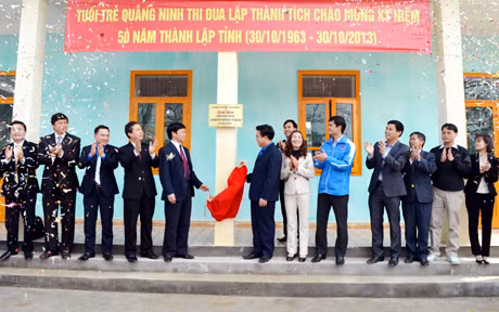 Lãnh đạo Tỉnh Đoàn và huyện Đầm Hà gắn biển công trình chào mừng 50 năm thành lập tỉnh cho công trình “Phòng học cho học sinh nghèo”, Trường Tiểu học Quảng An I (Đầm Hà).NGUYỄN HOA