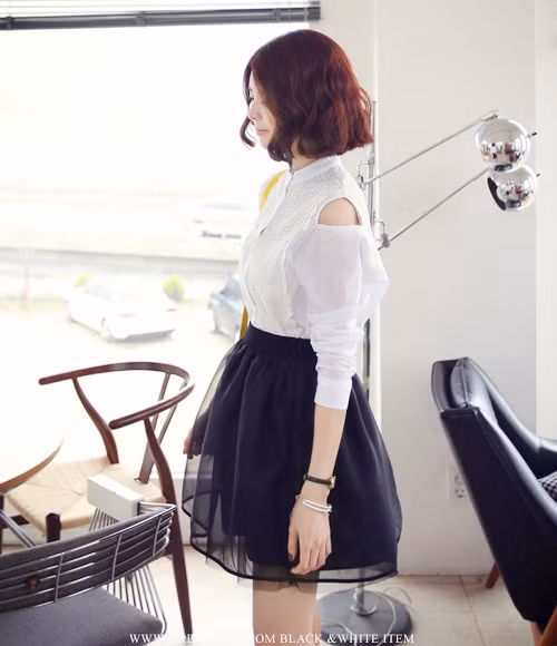 Nếu muốn biến váy xếp ly thành trang phục dự tiệc, hãy lựa chọn chất liệu voan mỏng.