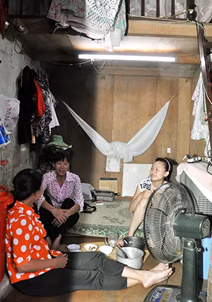 Sáu năm nay chị Nguyễn Thị Núi (quê ở Hải Dương) cùng nhiều chị em khác đã sống trong căn nhà chật chội tại khu tập thể Công ty Tuyển than Hòn Gai.
