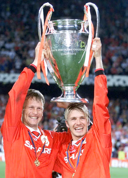 Beckham (phải) cùng M.U đoạt "cú ăn ba" năm 1999