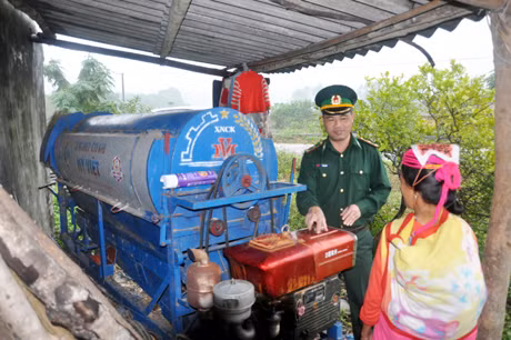 Cán bộ Đồn BP Bắc Sơn (TP Móng Cái) thường xuyên xuống cơ sở hướng dẫn nhân dân phát triển sản xuất.