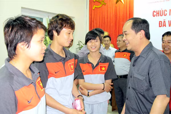 Thứ trưởng Bộ VH, TT&DL Lê Khánh Hải (phải) khẳng định Bộ và Tổng cục sẽ tiếp tục đầu tư xứng đáng cho bóng đá nữ. Ảnh: V.S.I