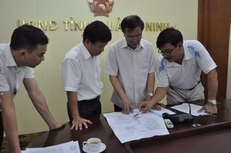 Đồng chí Đỗ Thông nghiên cứu những vướng mắc của dự án trên bản thiết kế