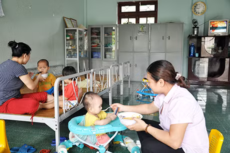 Chị Năm (bên phải) chăm sóc các con trong Phòng.