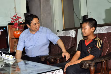 Đồng chí Bí thư Tỉnh ủy Phạm Minh Chính thăm, động viên cháu Trần Văn Kiên (tổ 8, khu 3, phường Cao Thắng, TP Hạ Long) mồ côi cả cha lẫn mẹ hiện đang sống cùng ông bà nội. 