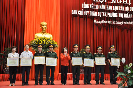 Đồng chí Vũ Thị Thu Thủy, Phó Chủ tịch UBND tỉnh trao Bằng khen của UBND tỉnh cho những tập thể, cá nhân thành tích xuất sắc trong 10 năm thực hiện công tác đào tạo cán bộ quân sự Ban Chỉ huy Quân sự xã, phường, thị trấn, giai đoạn 2002-2012.