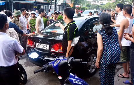 Chiếc xe gây tai nạn bị người dân chặn lại.