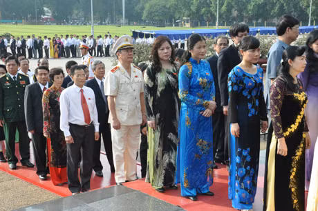 Đồng chí Đỗ Thị Hoàng, Phó Bí thư Tỉnh ủy, Trưởng Đoàn ĐBQH tỉnh cùng các đồng chí trong Đoàn ĐBQH tỉnh vào Lăng viếng Chủ tịch Hồ Chí Minh trước khi diễn ra lễ khai mạc kỳ họp lần thứ 5.