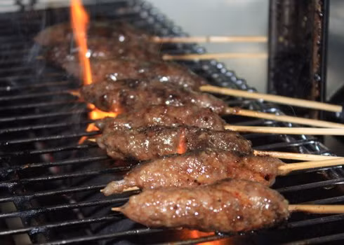 BBQ có thể nướng trực tiếp trên vỉ điện hoặc than đều ngon miệng.