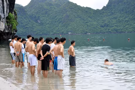 Hướng dẫn các học viên thực hành cách bơi cứu người bị đuối nước.